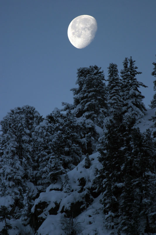 Der Mond verschwindet hinter den Bergen ...