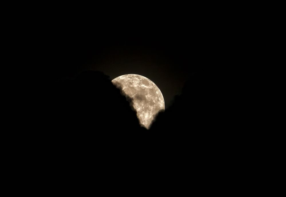 Der Mond versteckt sich