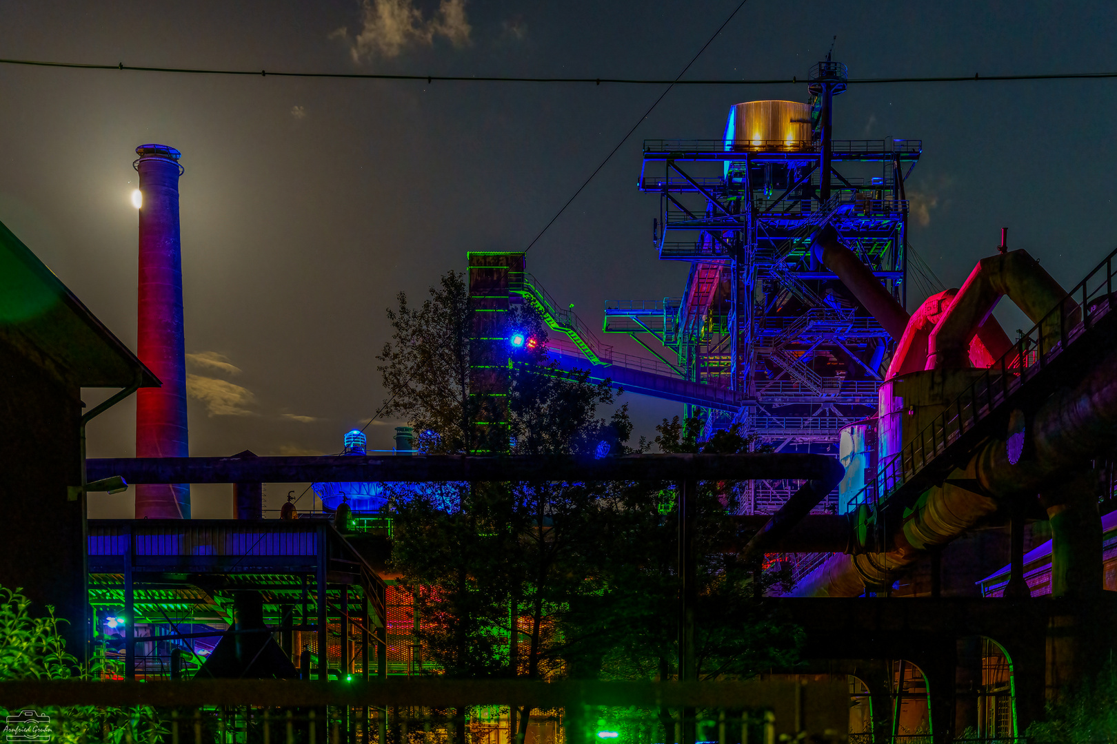 der Mond versteckt sich hinter dem Schornstein