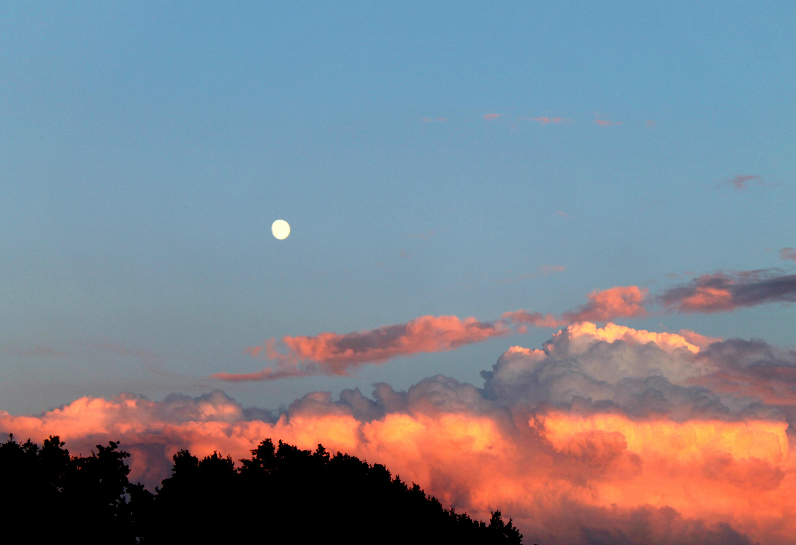 Der Mond verziert von den letzten Sonnenstrahlen