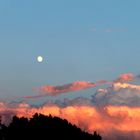 Der Mond verziert von den letzten Sonnenstrahlen