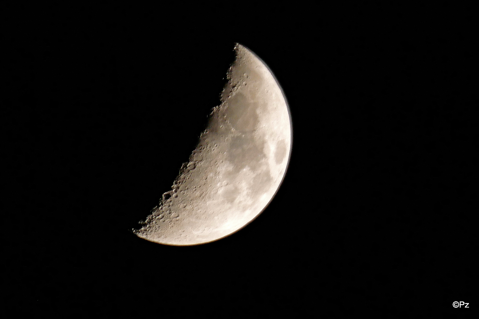 Der Mond von heute Abend 19:52 Uhr ...
