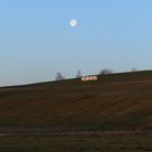 Der Mond vor dem ersten Heu