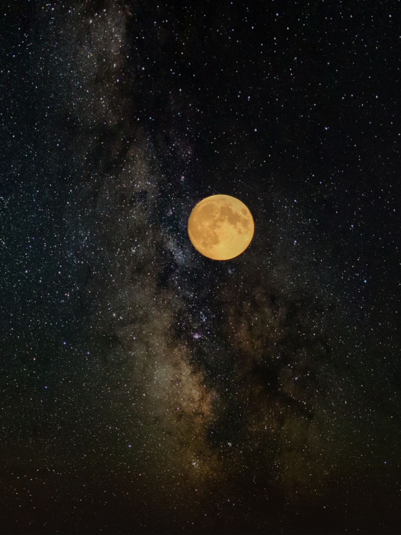 Der Mond vor den unendlichen Weiten