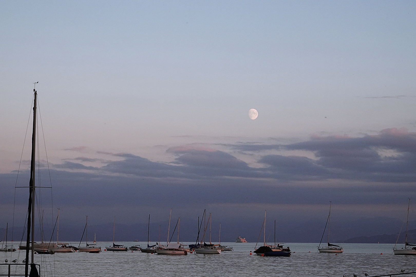 der Mond wacht über dem See