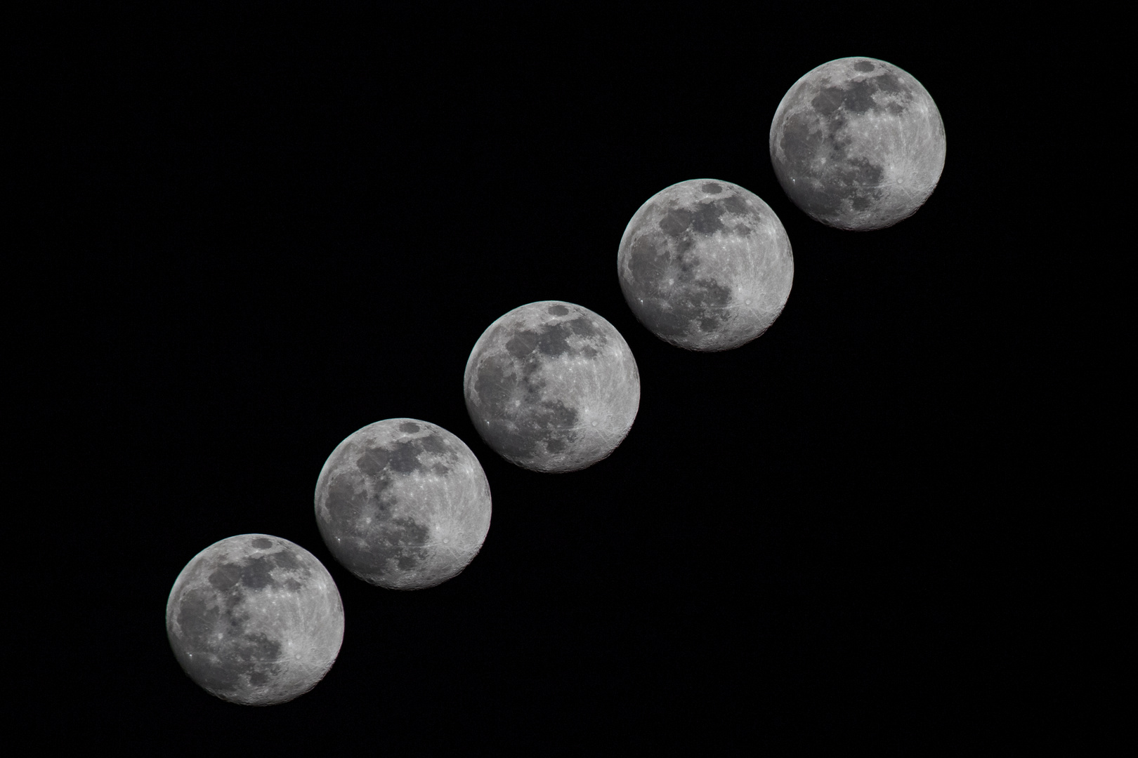 Der Mond zieht seine Bahn