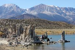 Der Mono Lake vor dem Massiv des Yosemite Nat. Parks, CA, USA