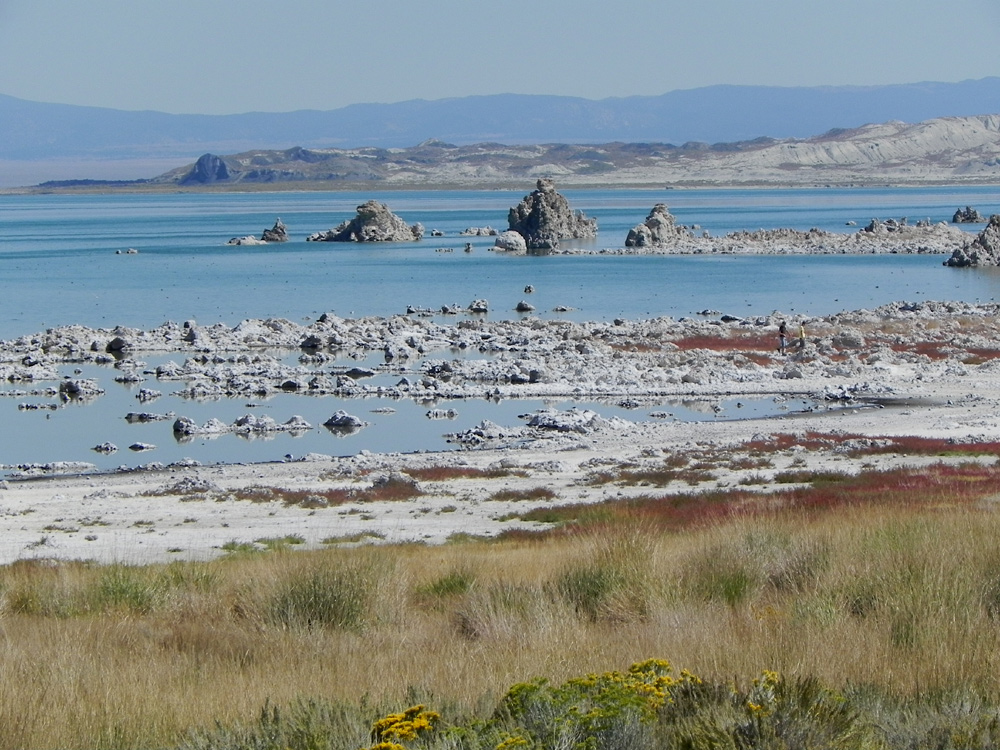 Der Monolake mit bizzaren Kalkgebilden