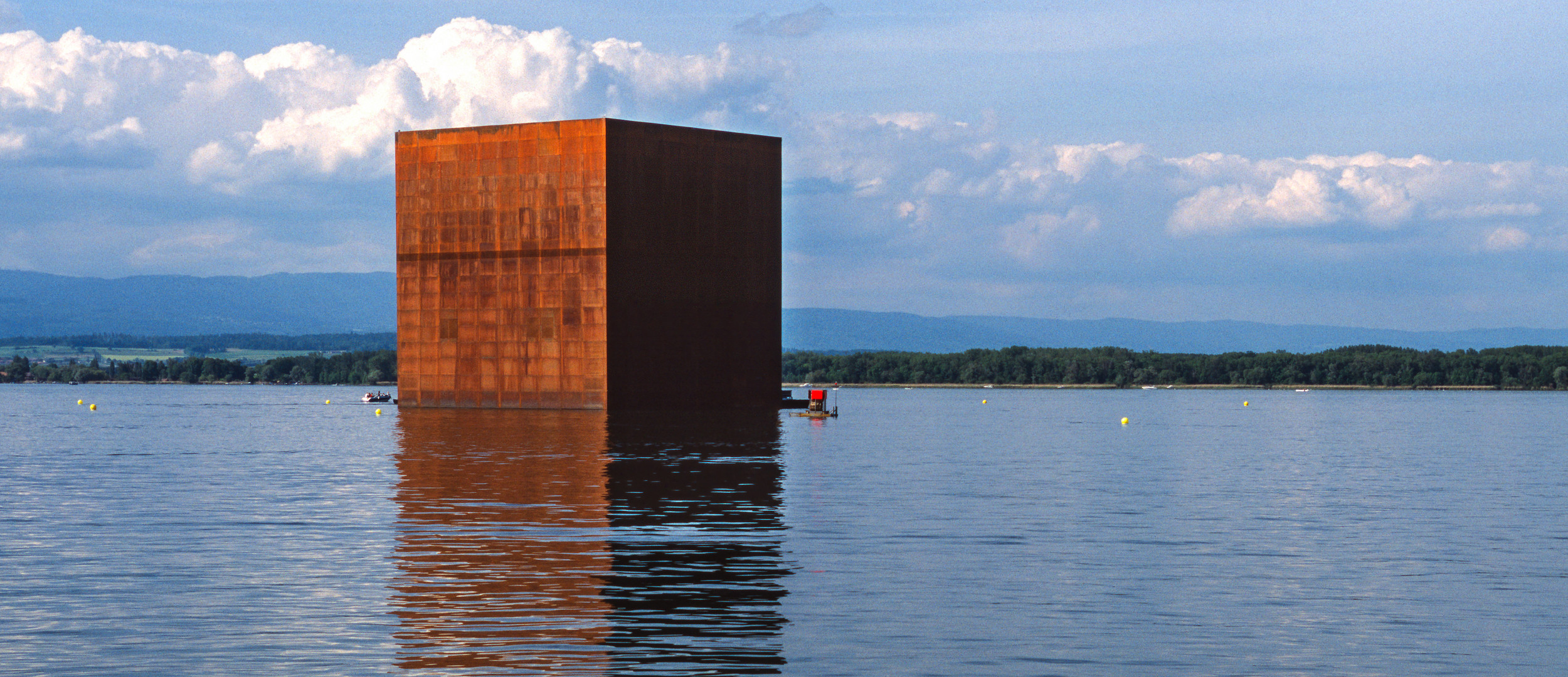 Der Monolith im Murtensee