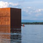 Der Monolith im Murtensee