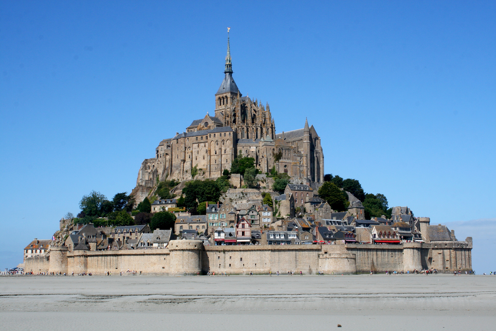 Der Mont-Saint-Michel im Wattenmeer der Normandie