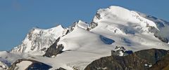 Der Monte Rosa mit seinen 4 Hauptgipfeln und davor das Strahlhorn sind von Hoh Saas ...