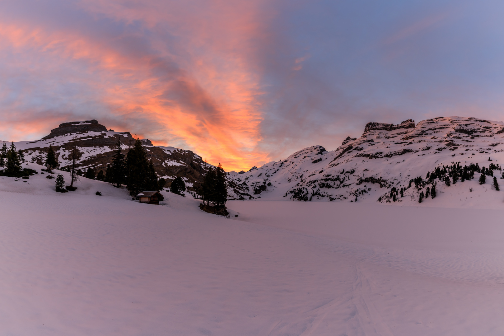 Der Morgen am gefrohrenen See