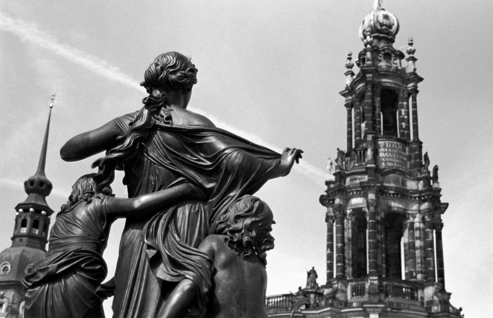Der Morgen blickt auf die Hofkirche in Dresden