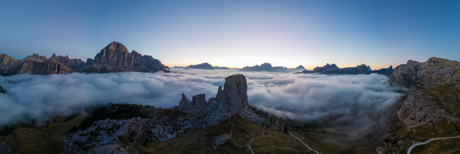 Der Morgen erwacht über den Cinque Torri