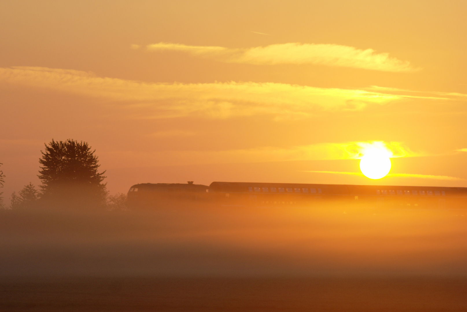 Der Morgen erwacht und die Bahn kommt ....