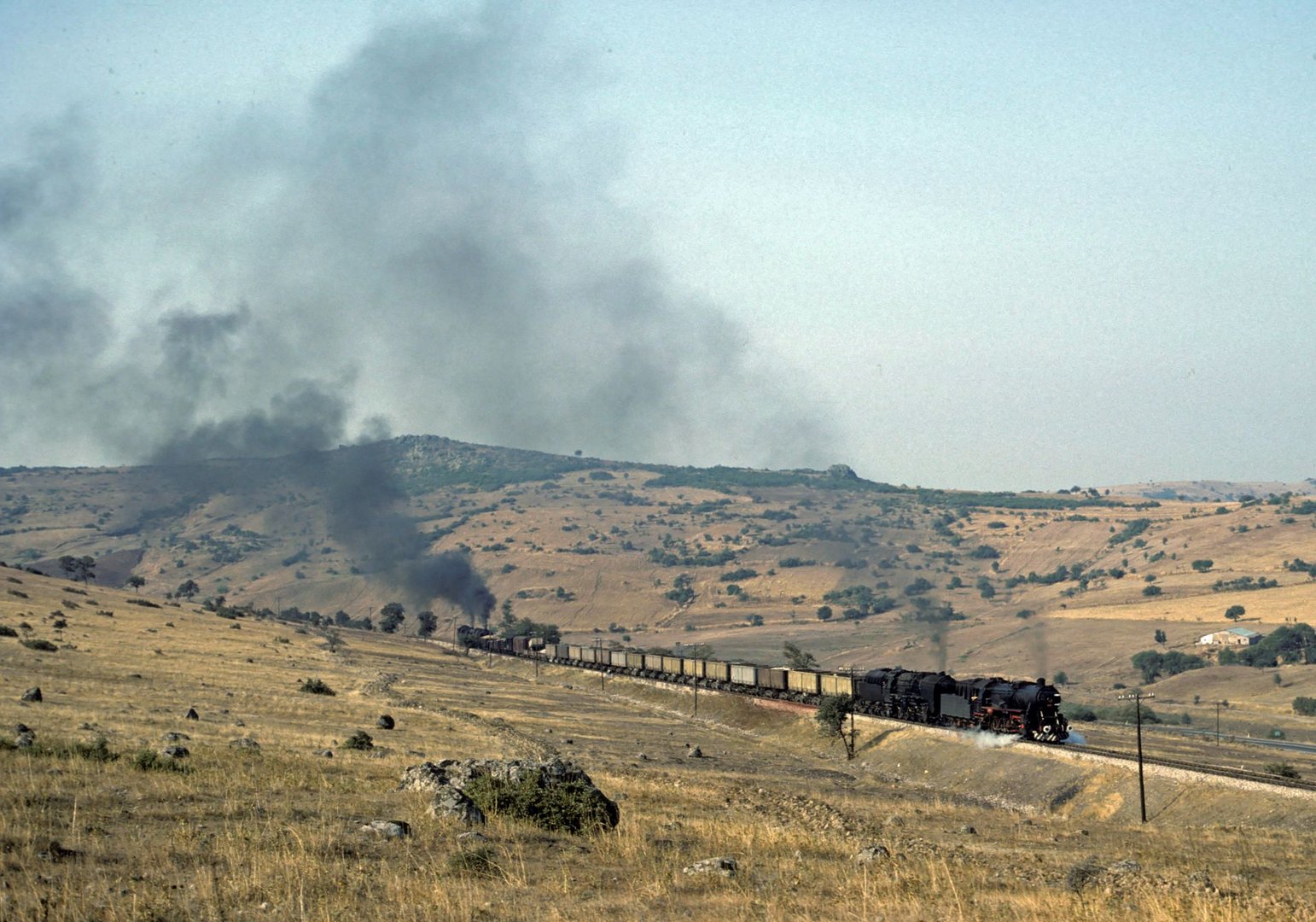 Der Morgengüterzug Balikesir - Bandirma/Westtürkei im Herbst 1980