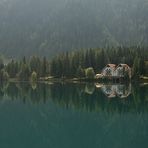 Der Morgennebel am Antholzer See löst sich auf.