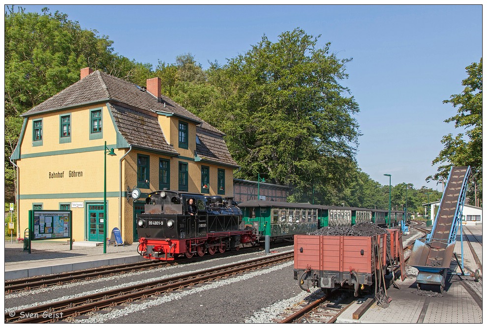 Der Morgenzug aus Putbus bei Einfahrt in den Bahnhof Göhren