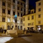 der mosesbrunnen im scheinwerfergegenlicht