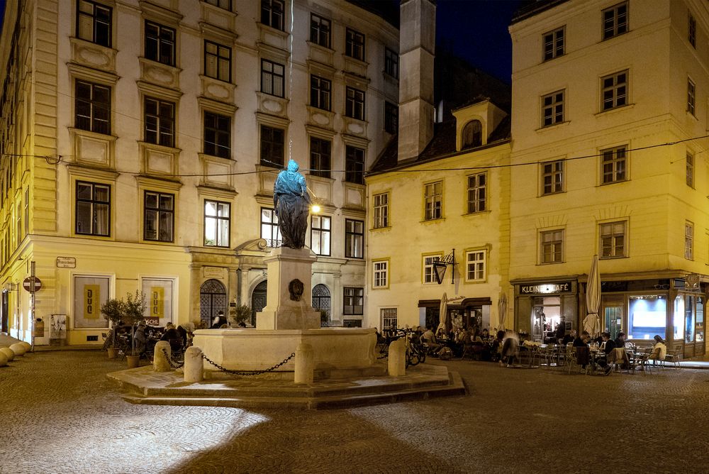 der mosesbrunnen im scheinwerfergegenlicht