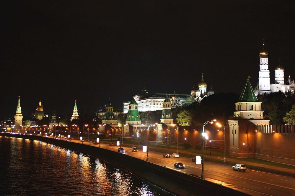Der Moskauer Kreml bei Nacht