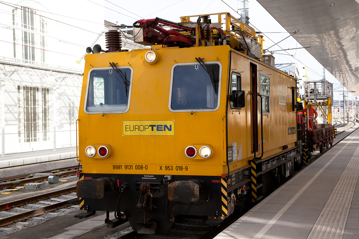 Der Motorturmwagen MTW 10 im Salzburger HBF