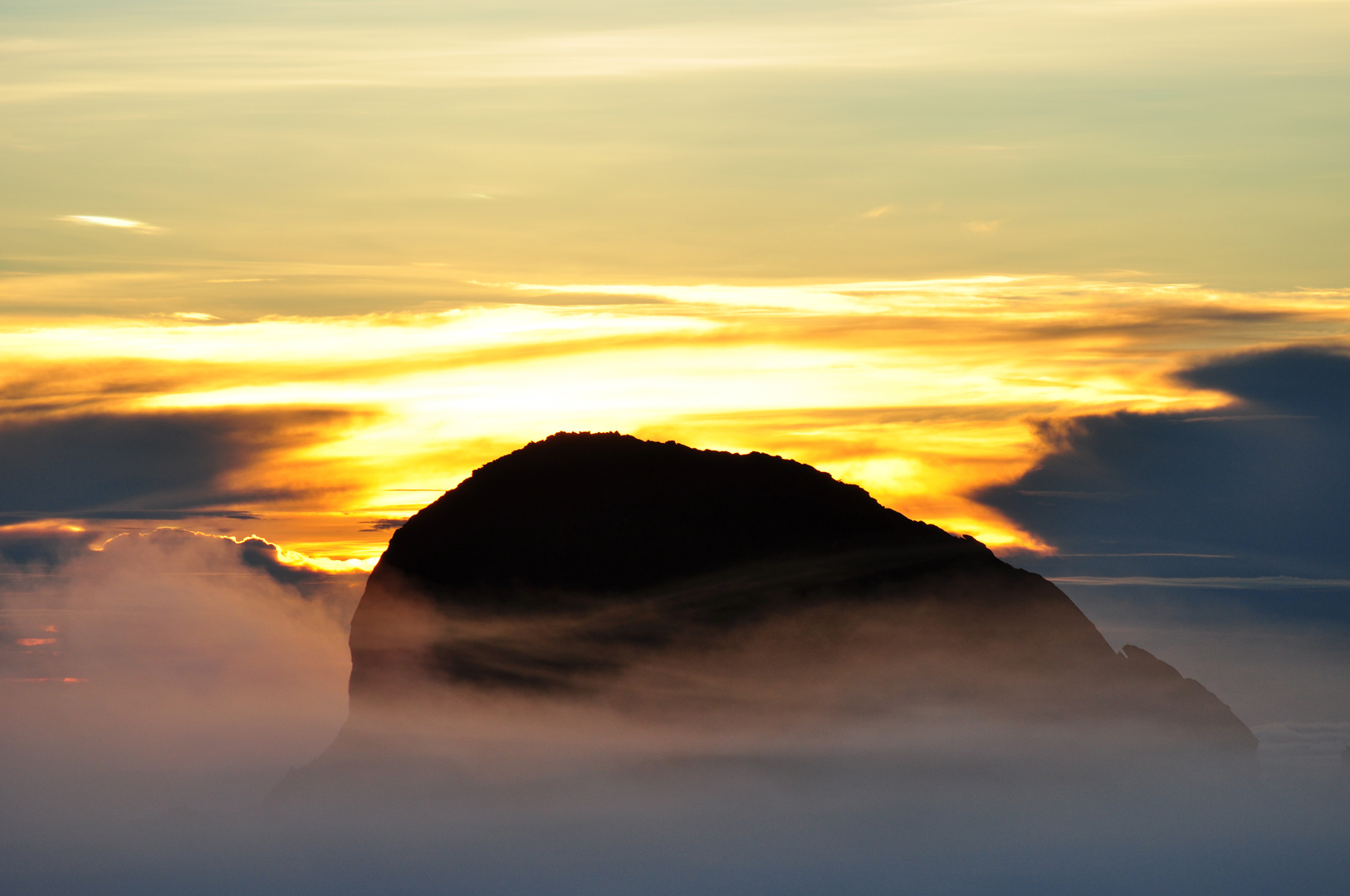 Der Mount Kinabalu in Borneo/Malaysia bei Sonnenaufgang