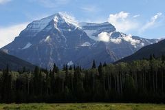 Der Mt. Robson ist mit 3.954 m Höhe eine wahrlich imposante Erscheinung...