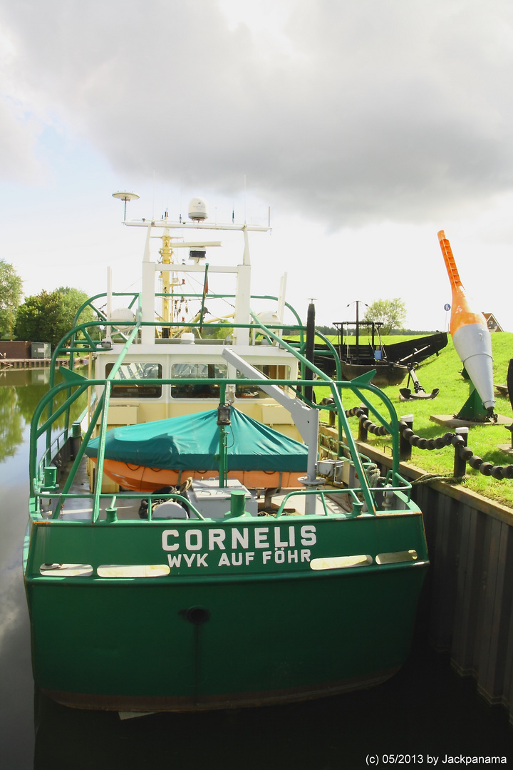 Der Muschelfischer  Cornelis / WYK  AUF  FÖHR im Hafen von Hooksiel