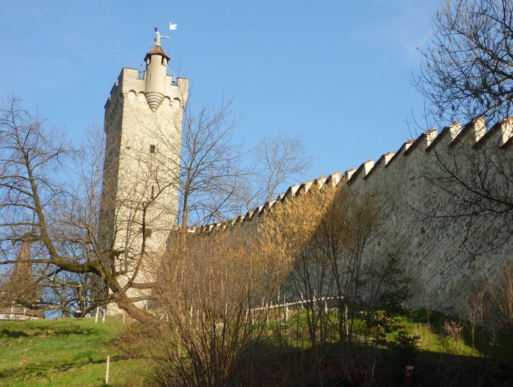 Der Museggmauer entlang zum "Männliturm" ...