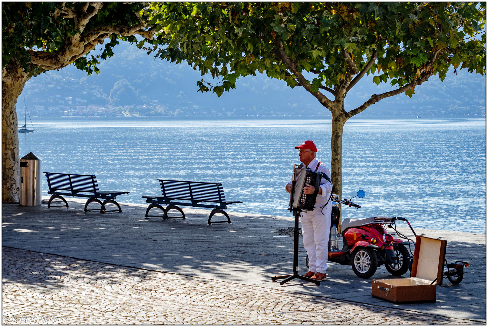 Der Musikant an der Uferpromenade