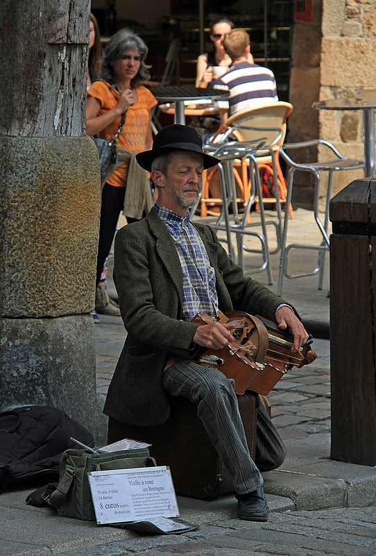 Der Musiker/Zauberer von vorn