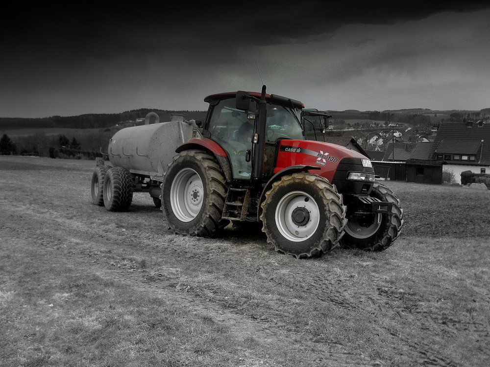 Der MXU130 X-Line von CASE IH bringt Farbe aufs Feld