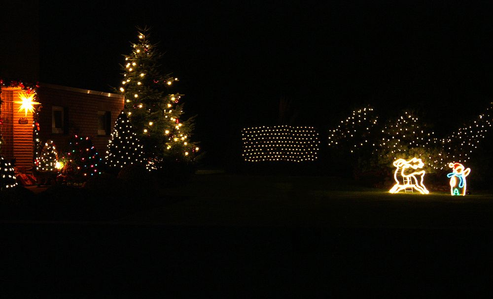 Der Nachbar übertreibt mal wieder... Weihnachtsbeleuchtung im Garten