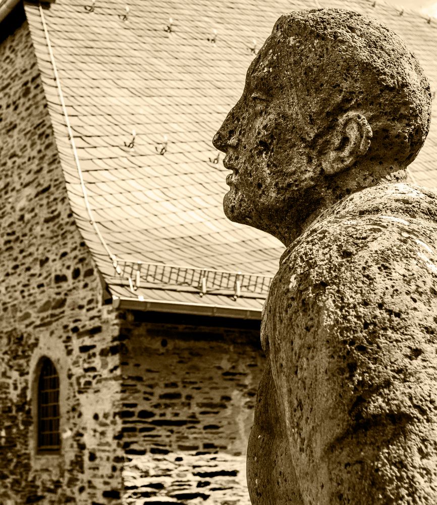 Der Nachdenker vor der Kirche in Cleeberg (Taunus)