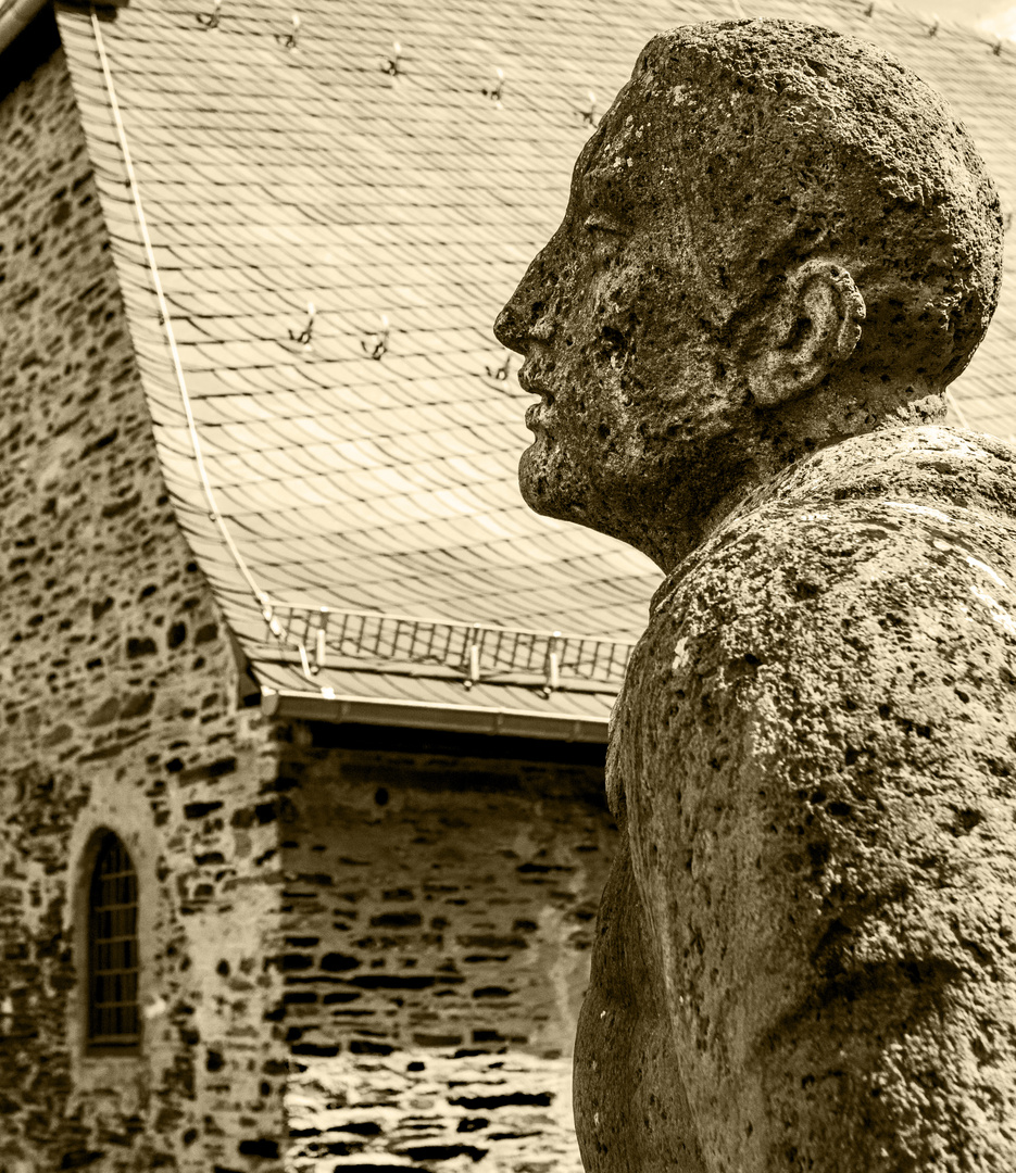 Der Nachdenker vor der Kirche in Cleeberg (Taunus)