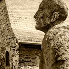 Der Nachdenker vor der Kirche in Cleeberg (Taunus)