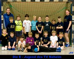 Der Nachwuchs des TV Neheim mit ihren Trainerinnen