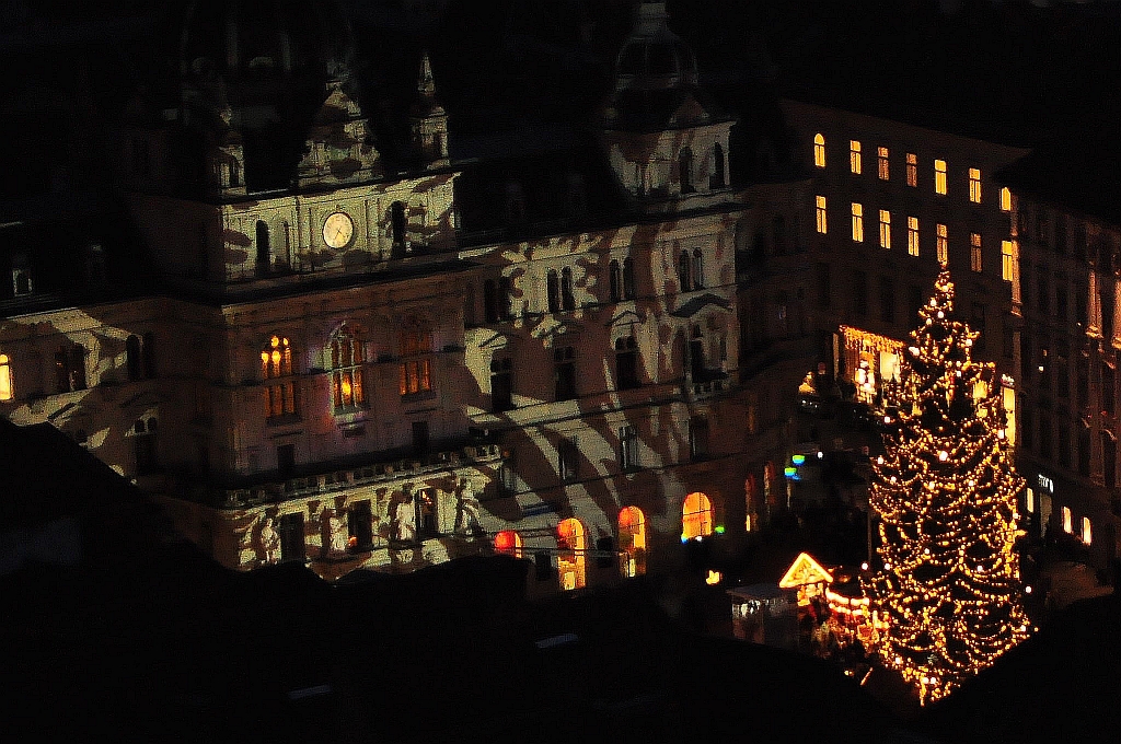 Der nächtliche Hauptplatz von Graz zu Weihnachtszeit