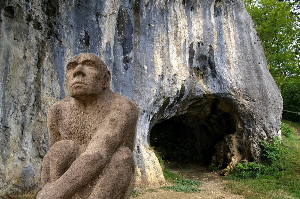 Der Neandertaler vor seiner Höhle