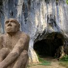 Der Neandertaler vor seiner Höhle
