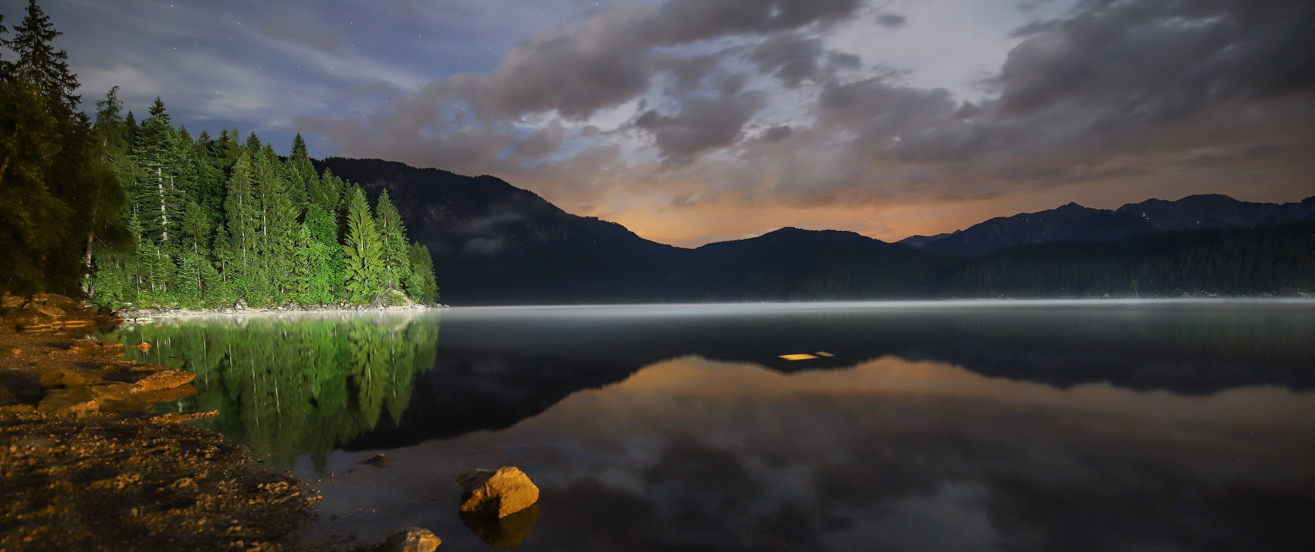 Der Nebel bei Nachts über dem Eibsee