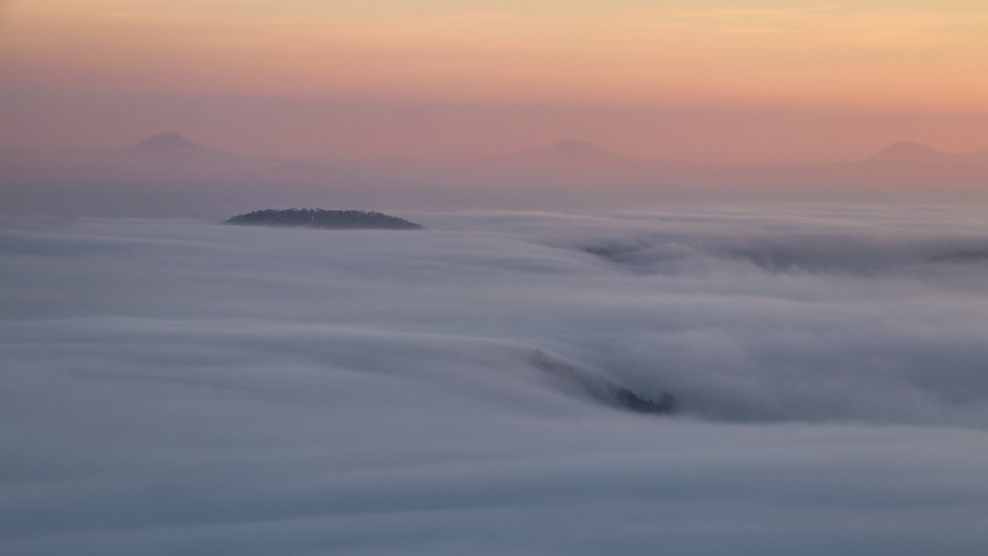 Der Nebel fließt über das Land