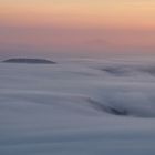 Der Nebel fließt über das Land