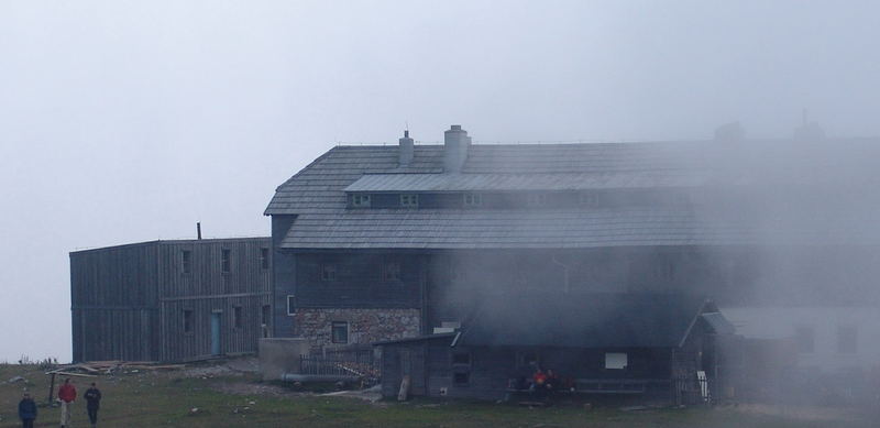 Der Nebel geht ein Haus kommt