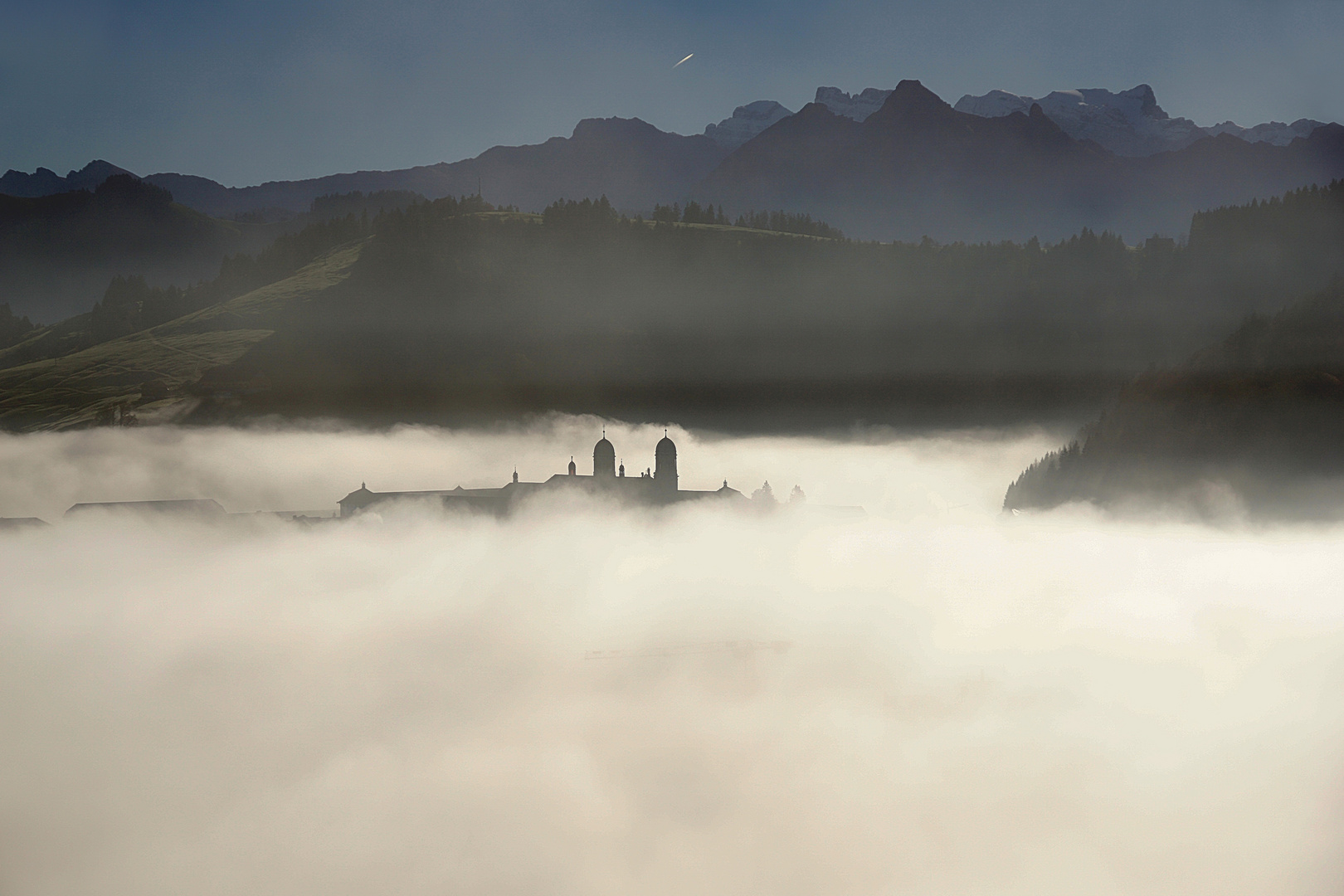 Der Nebel lichtet sich, die Klostertürme sind wieder zu sehen