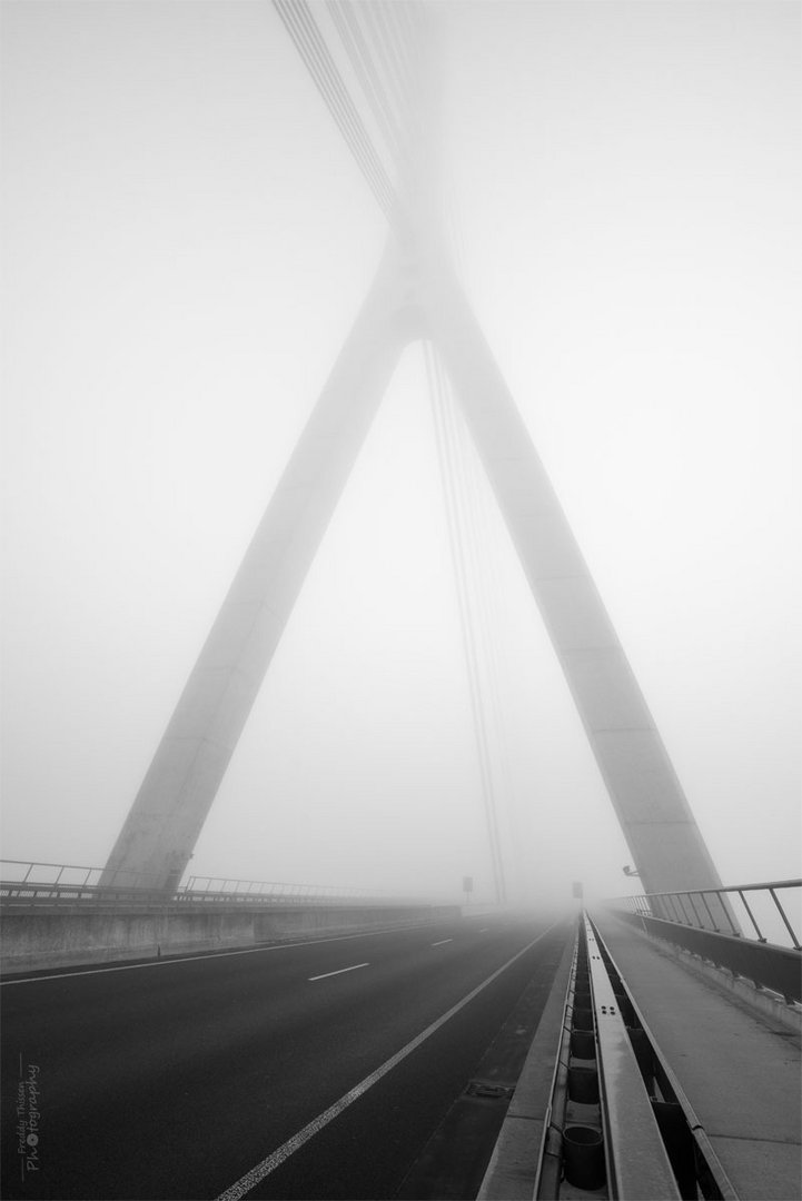 Der Nebel über der Weseler Rheinbrücke