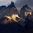 Der Nebel zieht ab und erste Sonenstrahlen fallen auf die Cuernos del Paine