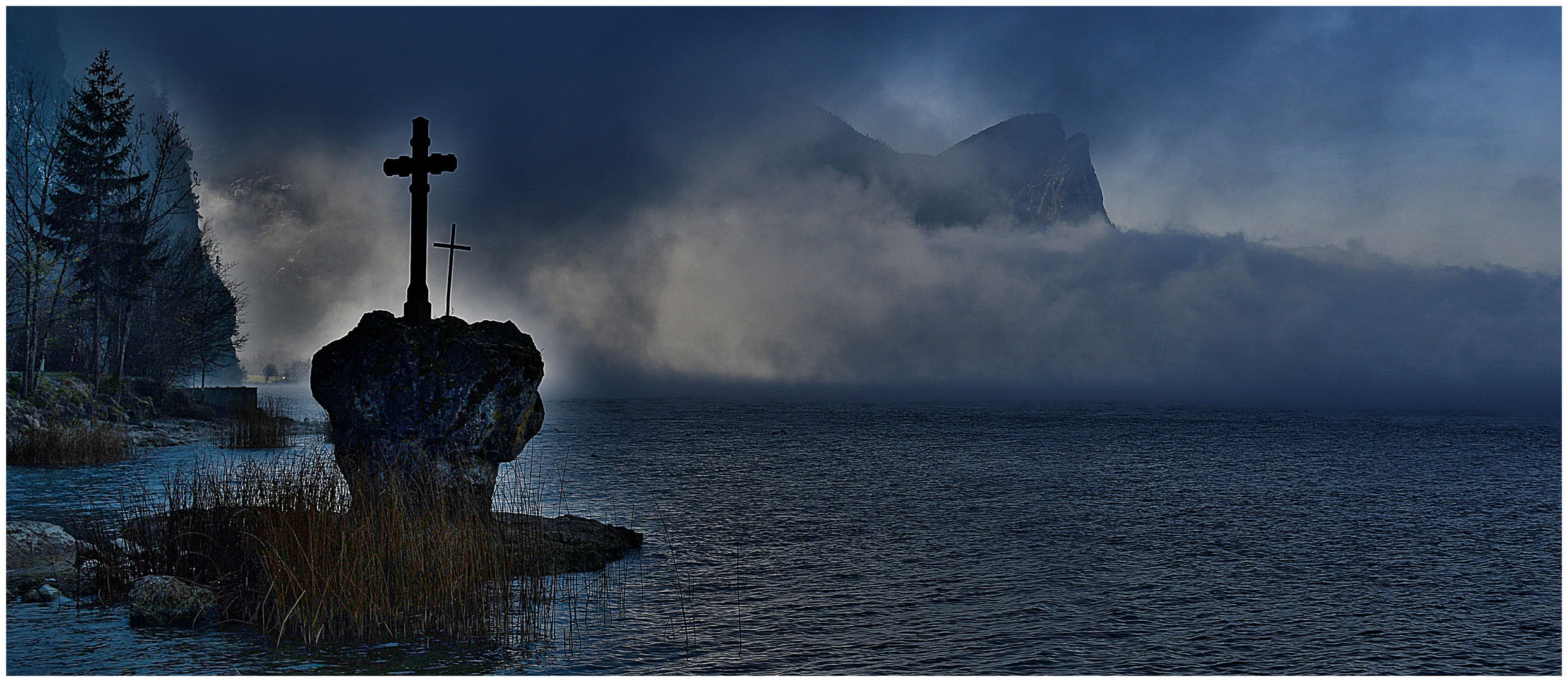 Der Nebel zieht über den See